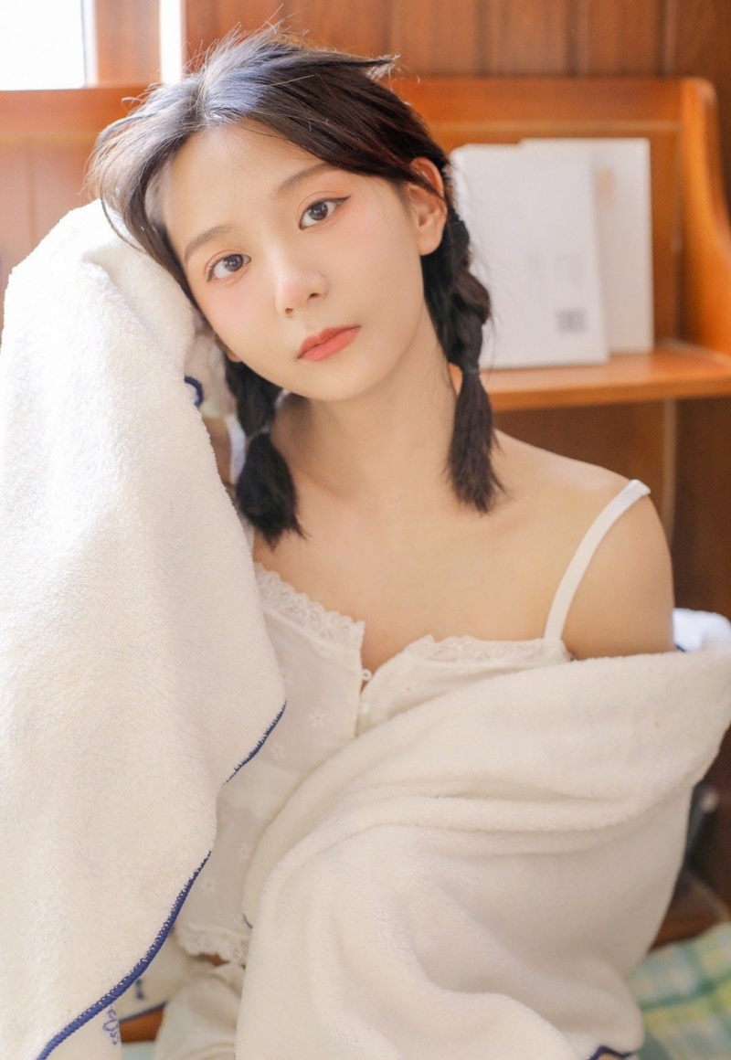 妙龄少女白丝美腿室内个人写真