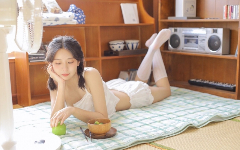 妙龄少女白丝美腿室内个人写真