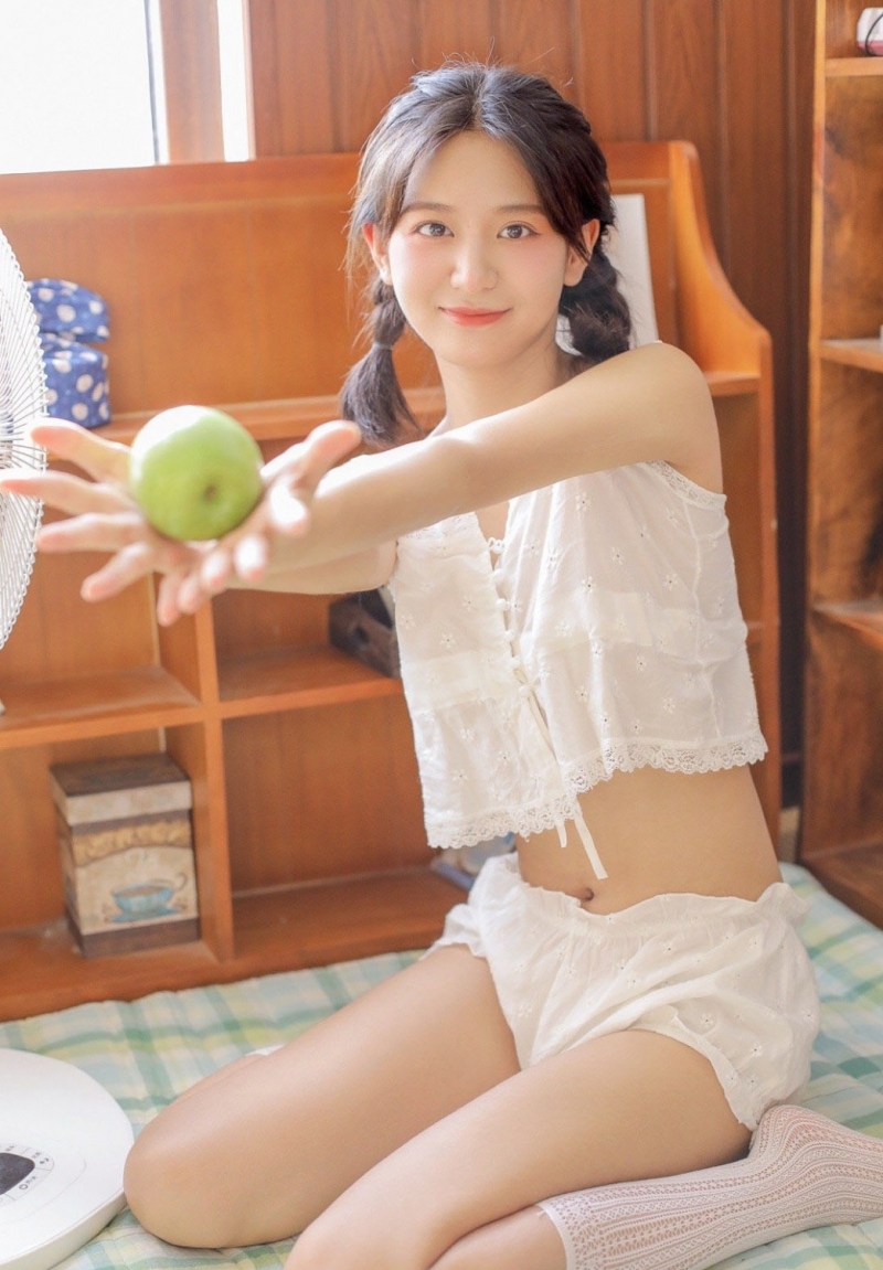 妙龄少女白丝美腿室内个人写真