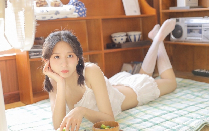 妙龄少女白丝美腿室内个人写真