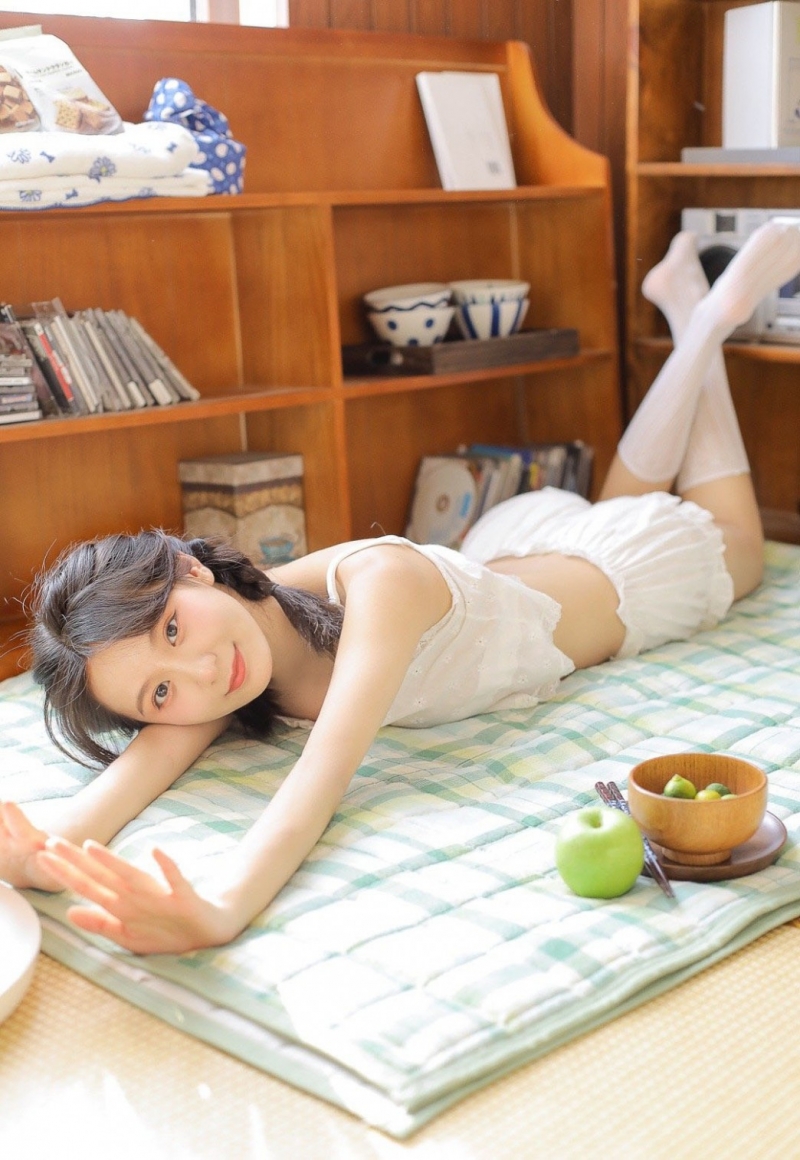 妙龄少女白丝美腿室内个人写真