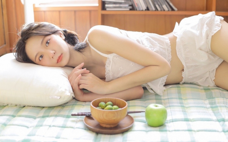 妙龄少女白丝美腿室内个人写真